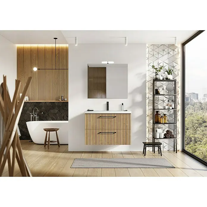 Riva Compact Badmöbel-Set - Gesamtbreite Badmöbel: 81,7 cm, Hamilton Eiche - Modernes Badezimmer mit einem Unterschrank mit Holzlamellen, einem Spiegel und einem Regal mit Badutensilien. Die Einrichtung ist stilvoll und einladend.