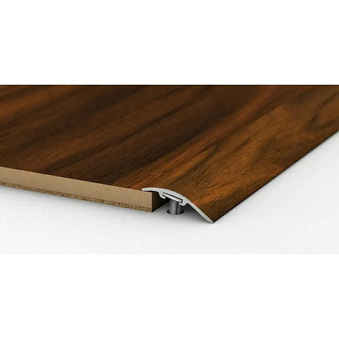 LOGOCLIC Anpassprofil 205 - Nussbaum, 0,9 m x 37 mm, Montageart: Schrauben - Blick auf ein Bodenprofil aus Holz und Metall. Dieses Übergangsprofil sorgt für einen sauberen Abschluss zwischen zwei Bodenbelägen.