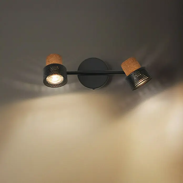 Ledvance Wandstrahler Spot Cork - 6,8 W, L x B x H: 33,8 x 10 x 13,6 cm, Schwarz, GU10, 2 Stk. - Eine moderne Wandleuchte mit zwei verstellbaren Spots und einem dekorativen Korkdetail, die ein warmes und gerichtetes Licht erzeugt.