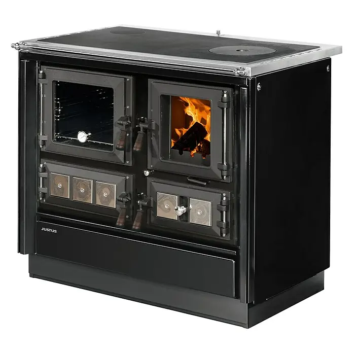 Justus Küchenherd Rustico-90 2.0 - 7 kW, Raumheizvermögen: 144 m³, Backofen links, Schwarz - Das Bild zeigt einen Justus Küchenofen mit Kochplatten, Backofen und einer Feuerstelle für Holz, ideal zum Kochen und Heizen.