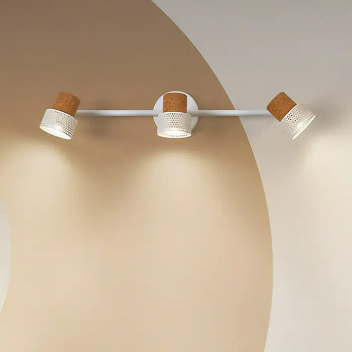 Osram Wandstrahler Spot Cork - 10,2 W, L x B x H: 57,7 x 10 x 13,6 cm, Weiß, GU10, 3 Stk. - Eine moderne Wandleuchte mit drei verstellbaren, weißen Strahlern und Kork-Details, die ein warmes Licht in den Raum wirft.