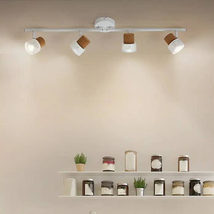 Osram Wandstrahler Spot Cork - 13,6 W, L x B x H: 81,3 x 10 x 14,5 cm, Weiß, GU10, 4 Stk. - Diese Aufnahme zeigt eine elegante weiße LED-Deckenleuchte mit vier Strahlern. Die Leuchte ist modern und energiesparend für jeden Raum.