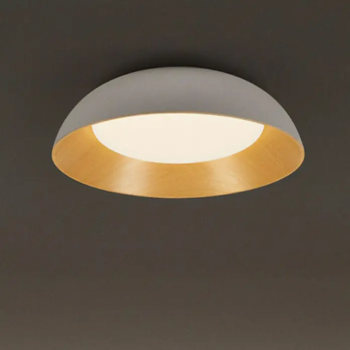 Osram LED-Deckenleuchte rund Alva - Ø x H: 50,5 x 14 cm, Weiß, Holzdekor, Warmweiß - Nahaufnahme einer modernen, runden Deckenleuchte in Grau und Gold, die ein warmes, einladendes Licht ausstrahlt.