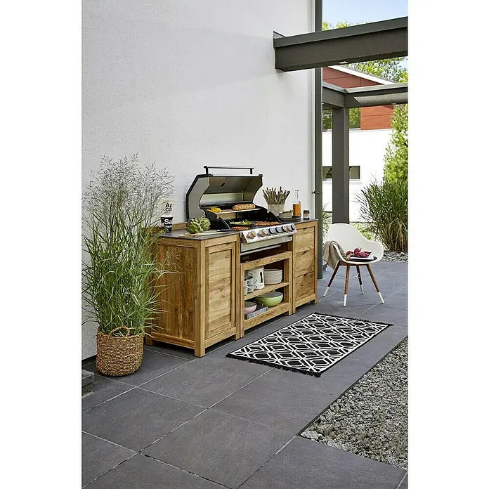 Sunfun Zoe Módulo de cocina exterior Armario con cajones - Marrón, An x Pr x Al: 58 x 63 x 92 cm, Madera de teca - Imagen de una moderna parrilla de cocina exterior hecha de madera, con fregadero, parrilla, cajones y armarios en un patio.