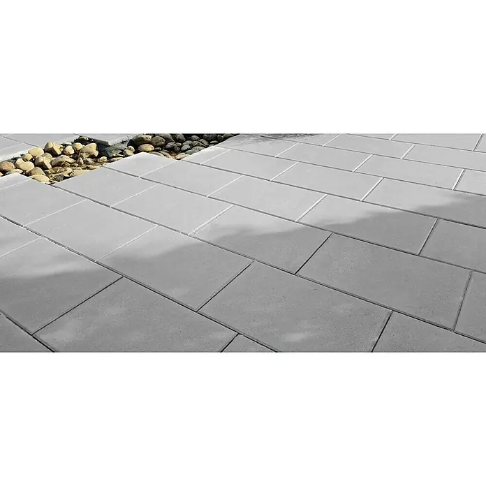 Diephaus Terrassenplatte Norfolg60 x 40 x 4 cm, Mittelgrau, Beton - Graue Pflastersteine schaffen einen modernen Gehweg mit einem Akzent aus Flusssteinen.