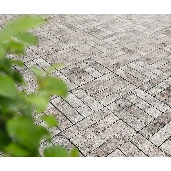 Diephaus Pflasterstein Lorain - Greige, 24 x 6 x 7 cm, Rechteckig - Nahaufnahme eines Herringbone-Pflasters, das ein klassisches und elegantes Erscheinungsbild für Außenbereiche bietet.