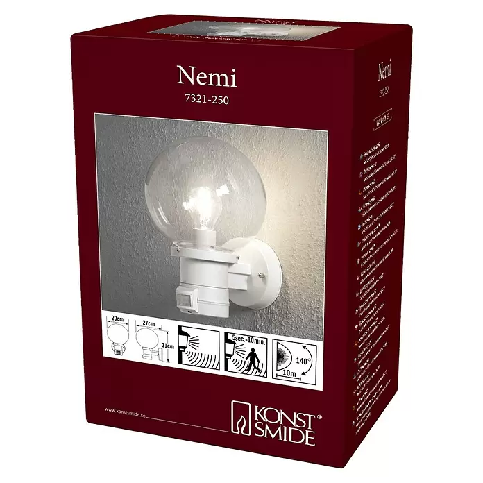 Konstsmide Außenwandleuchte mit Bewegungsmelder - 60 W, 27 x 20 x 31 cm, Weiß, IP44 - Dunkelrote Verpackung für eine weiße Nemi Außenwandleuchte mit klarer Glaskugel und Bewegungssensor. Zeigt Maße und Sensorbereich.