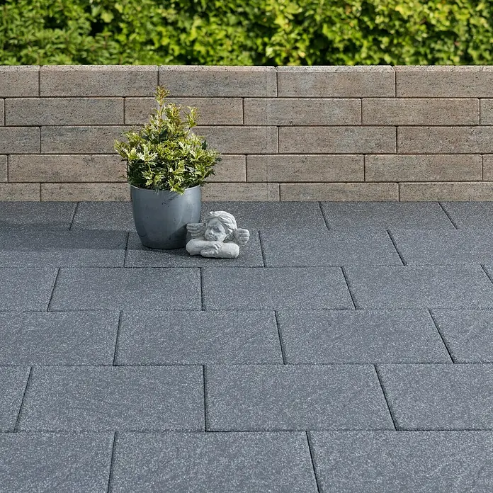 Diephaus Palisade / Mauerstein Laredo - 40 x 10 x 10 cm, Muschelkalk, Beton - Die grauen Pflastersteine sind auf einer Terrasse verlegt, mit einem kleinen Topf und einer Engelsfigur dekoriert. Die Steine bieten eine stilvolle Optik.