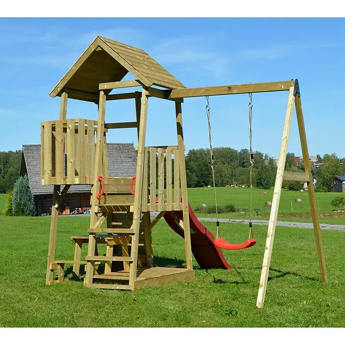 Wendi Toys Kinderspielturm Gorilla - Natur/Rot - Ein hölzerner Spielturm mit Rutsche und Schaukel auf einer grünen Wiese unter blauem Himmel. Ideal für Spielplätze und Gärten.