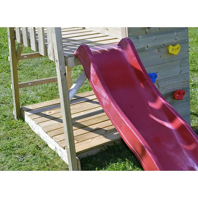 Wendi Toys Kinderspielturm Panda - Natur/Rot - Nahaufnahme einer roten Rutsche an einem hölzernen Spielturm mit Kletterwand und einer Holzleiter im Garten.
