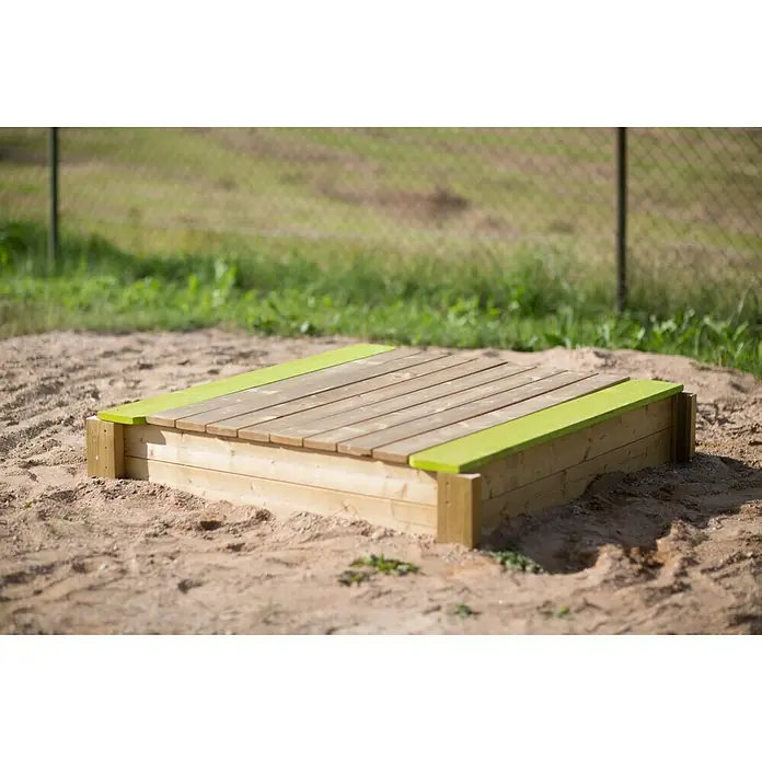 Wendi Toys Sandkasten Deluxe - 120 x 120 x 25 cm, Holz, Natur/Grün - Eine quadratische Sandkiste aus Holz mit grünem Rand steht im Sand und bietet Kindern einen sicheren und unterhaltsamen Spielbereich im Freien.