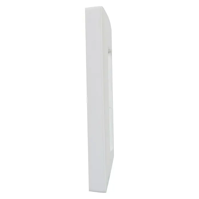 Legrand Niloé Step Marco - Blanco, Modelo de mecanismos: x 1, Plástico, Instalar - Primer plano de una tapa de interruptor de pared blanca. Su diseño elegante y su acabado liso complementan perfectamente los interiores modernos.