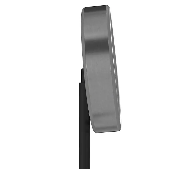 Tween Light LED-Stehleuchte Orlando - Höhe: 180 cm, Sandschwarz, Chrom, Warmweiß - Eine Seitenansicht eines runden, silberfarbenen Spiegels, der auf einem schwarzen Ständer steht, vor einem schwarzen Hintergrund.