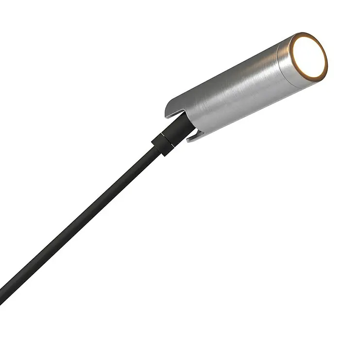 Tween Light LED-Stehleuchte Orlando - Höhe: 180 cm, Sandschwarz, Chrom, Warmweiß - Nahaufnahme einer modernen, silbernen LED-Gartenleuchte mit einem hellen, warmweißen Lichtschein und schwarzem Kabel auf dunklem Hintergrund.