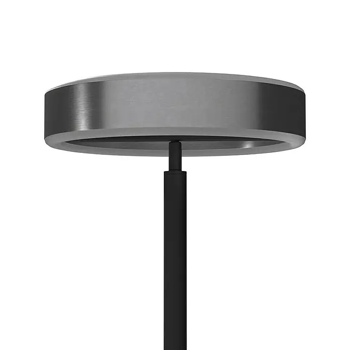Tween Light LED-Stehleuchte Orlando - Höhe: 180 cm, Sandschwarz, Chrom, Warmweiß - Nahaufnahme einer modernen Stehlampe mit rundem Lampenschirm und schlankem, schwarzem Ständer vor schwarzem Hintergrund.