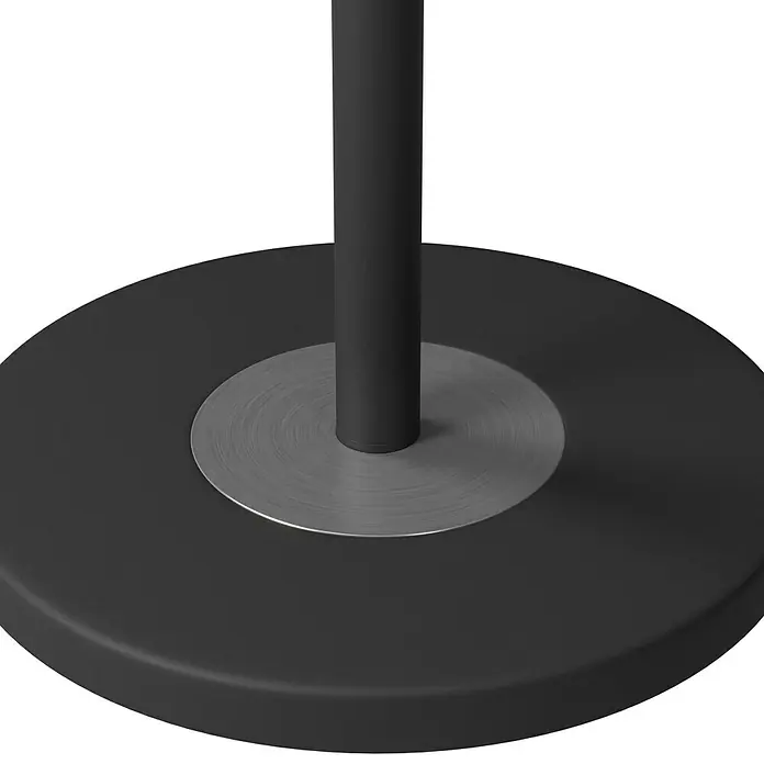 Tween Light LED-Stehleuchte Orlando - Höhe: 180 cm, Sandschwarz, Chrom, Warmweiß - Detailansicht des Lampenfußes, der eine stabile, runde Basis mit einer silbernen Akzentplatte um den Lampenstab zeigt. Das Design ist modern und schlicht.