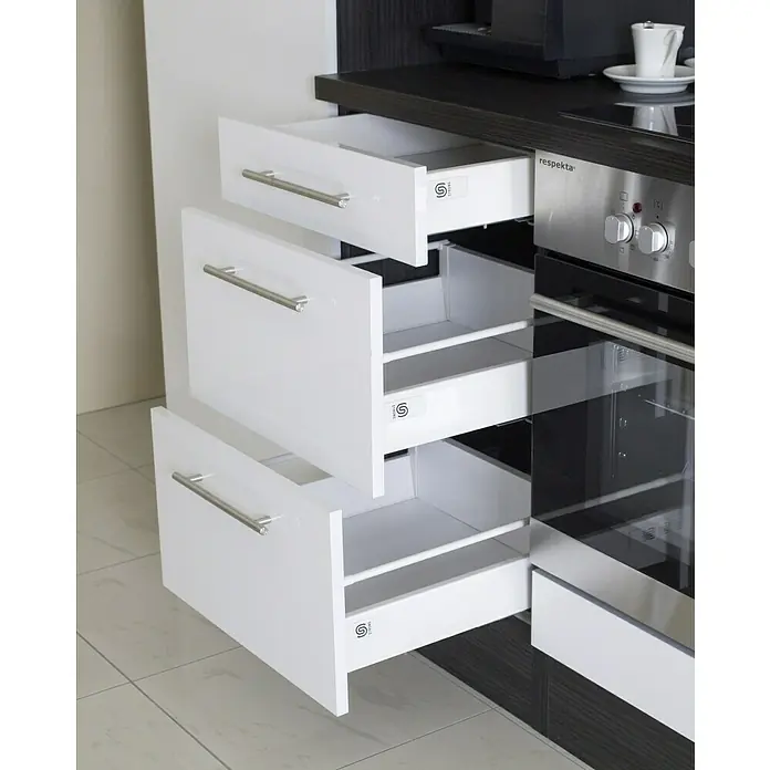 Respekta Premium Küchenzeile RP310EWCBO - Breite: 310 cm, Weiß, Mit Elektrogeräten - Nahaufnahme von Küchenschränken mit Schubladen, die teilweise geöffnet sind, daneben ein Backofen.