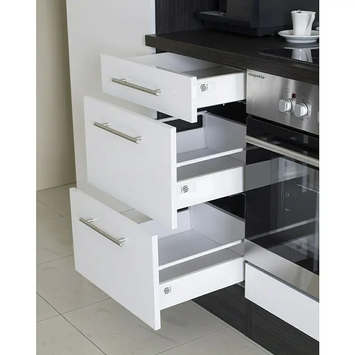 Respekta Premium Küchenzeile RP250EGCBO - Breite: 250 cm, Grau, Mit Elektrogeräten - Küchenschrank mit drei offenen, weißen Schubladen und silbernen Griffen, neben einem modernen Backofen.