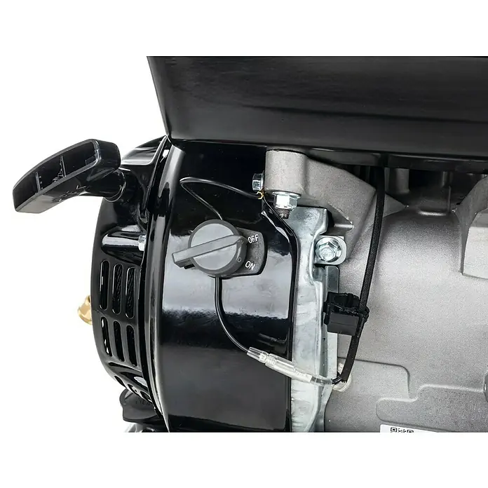 Scheppach Hochdruckreiniger HCP5000 - 4,3 kW, Max. Druck: 241 bar, Fördermenge: 590 l/h - Nahaufnahme eines Generators mit EIN/AUS-Schalter und Anlasser.