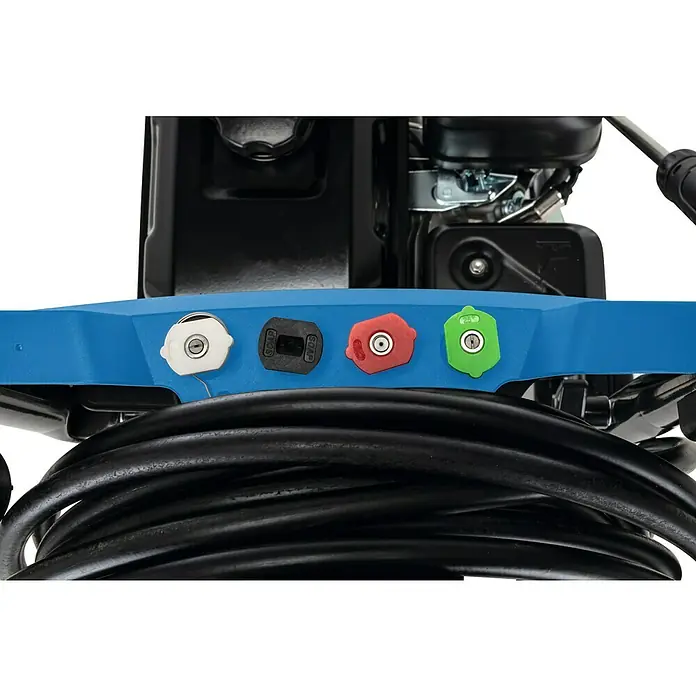 Scheppach Hochdruckreiniger HCP5000 - 4,3 kW, Max. Druck: 241 bar, Fördermenge: 590 l/h - Detailaufnahme des Blue Clean Hochdruckreinigers mit verschiedenen Düsenaufsätzen und schwarzem Schlauch im Vordergrund.