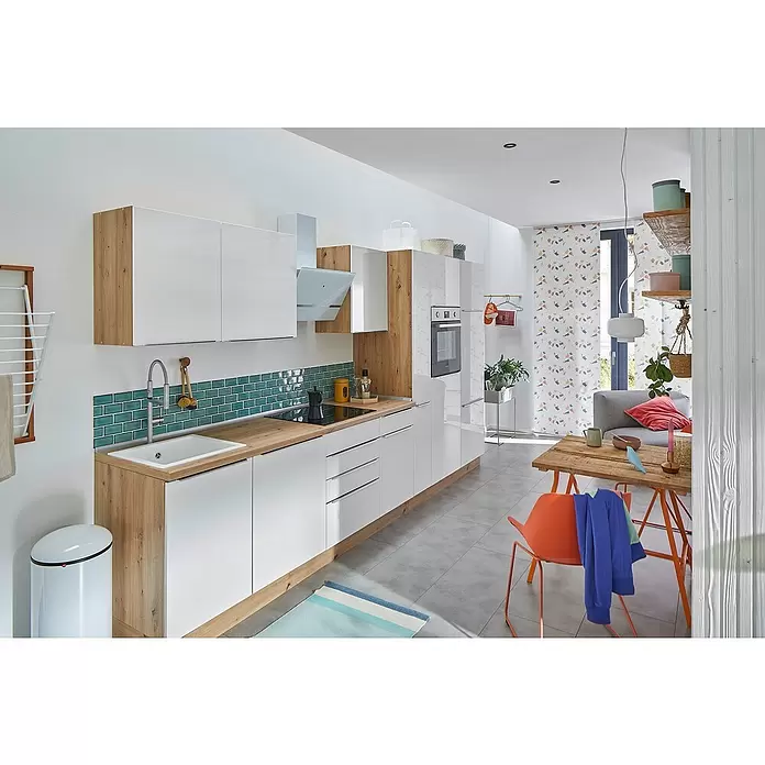 Respekta Einbaubackofen Jim - Anzahl Beheizungsarten: 10 Stk., Volumen Backofen: 72 l - Moderne Küche mit weißen Hochglanzfronten, Holzoptikpaneelen und türkisen Fliesen. Mit integrierten Geräten und Essbereich.