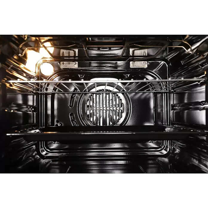 Respekta Einbaubackofen Jannis - Anzahl Beheizungsarten: 7 Stk., Volumen Backofen: 72 l - Das Innere eines sauberen, leeren Ofens mit glänzenden schwarzen Emailleoberflächen, Metallrosten, einer Lampe und einem runden Ventilator hinten.