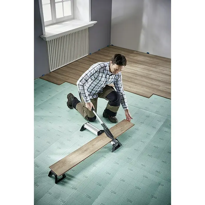 Wolfcraft Cortaláminas de parquet VLC 800 - Ancho de corte: 465 mm, Aluminio - El hombre corta un tablero laminado con un cortador de laminado. Ideal para cortar laminado de forma fácil y precisa.