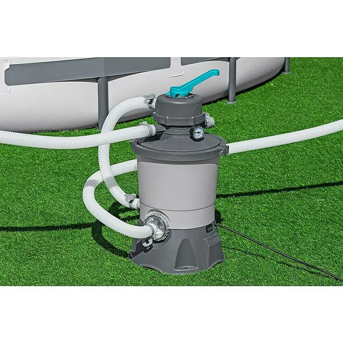 Bestway Sandfilteranlage - Filterleistung: 2.082 l/h, Passend für Poolgröße: 16.600 l - Nahaufnahme einer Bestway-Sandfilterpumpe mit Poolschlauch auf grünem Gras.