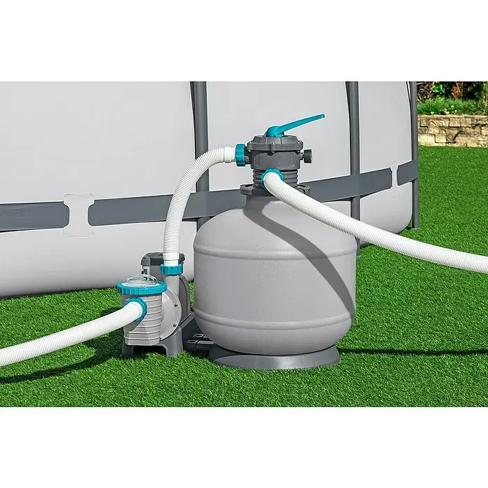 Bestway SandfilteranlageFilterleistung: 7.570 l/h, Passend für Poolgröße: 60.500 l - Bild einer Poolfilteranlage mit Pumpe und Schläuchen auf grünem Rasen vor einem Pool.