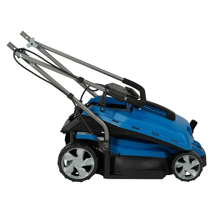 Hyundai Elektro-Rasenmäher LM3301E - 1.300 W, Schnittbreite: 33 cm - Ein blauer Rasenmäher mit grauem Griff und schwarzen Rädern vor einem neutralen Hintergrund. Praktisch und einfach zu verstauen.