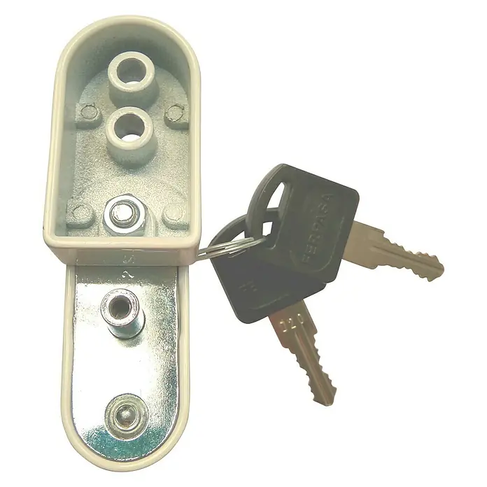 Cierre de seguridad para ventanas Drill - Blanco - Primer plano de una cerradura de embutir con un juego de llaves adjunto. La cerradura presenta un acabado metálico y un marco color crema.