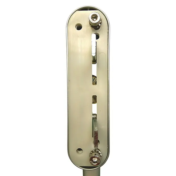 Manilla para ventana - Largo: 180 mm, Plateado, Aluminio - Primer plano de un soporte con tornillos y ranuras, ideal para aplicaciones de montaje versátiles.