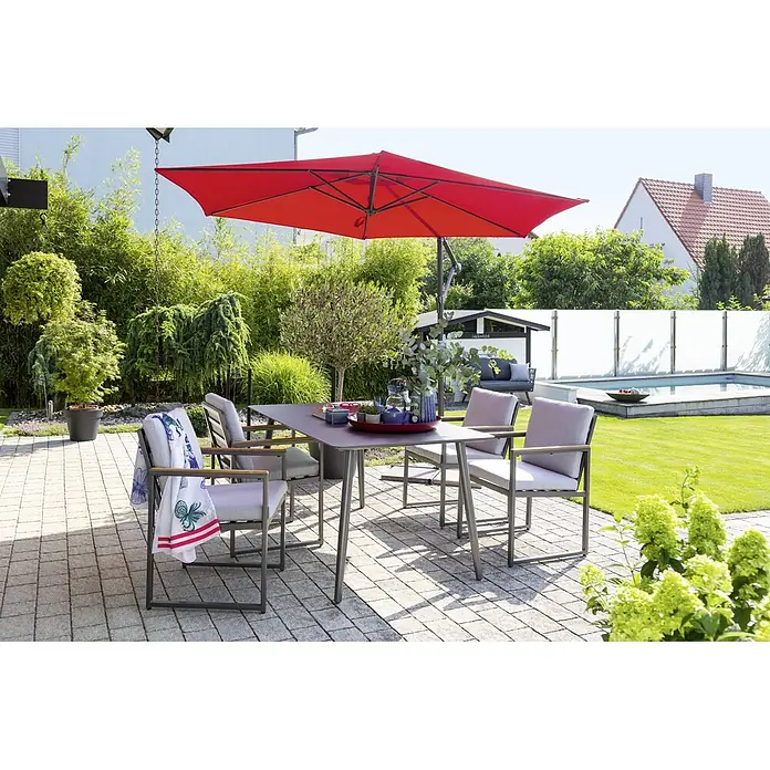 Sunfun Ampelschirm Toscana - Chili, Durchmesser Bespannung: 300 cm - Elegante Gartenmöbelgruppe mit Esstisch und Stühlen unter einem roten Sonnenschirm, ideal für entspannte Stunden im Freien.