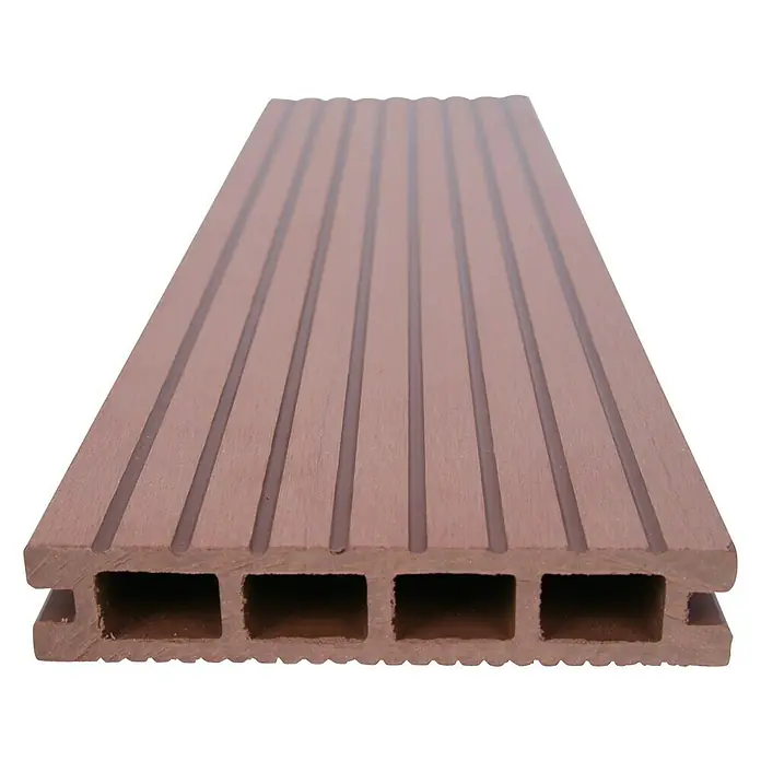 Dioco Tablón para terraza WPC - L x An x Es: 220 x 14,5 x 2,2 cm, Teca - Primer plano de una tabla de terraza de WPC marrón con ranuras y cámaras huecas para uso en exteriores. Duradera, de larga duración y de bajo mantenimiento.
