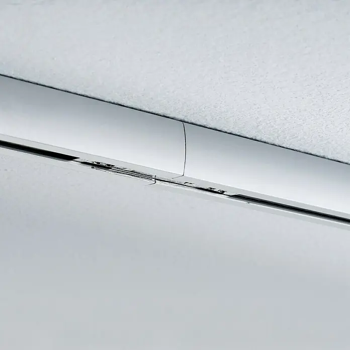 Paulmann URail Linienverbinder - 7 x 1,1 cm, Kunststoff - Detailaufnahme einer silbernen Stromschiene an einer weißen Decke. Das Produkt ist modern und funktional, ideal für flexible Beleuchtungslösungen.
