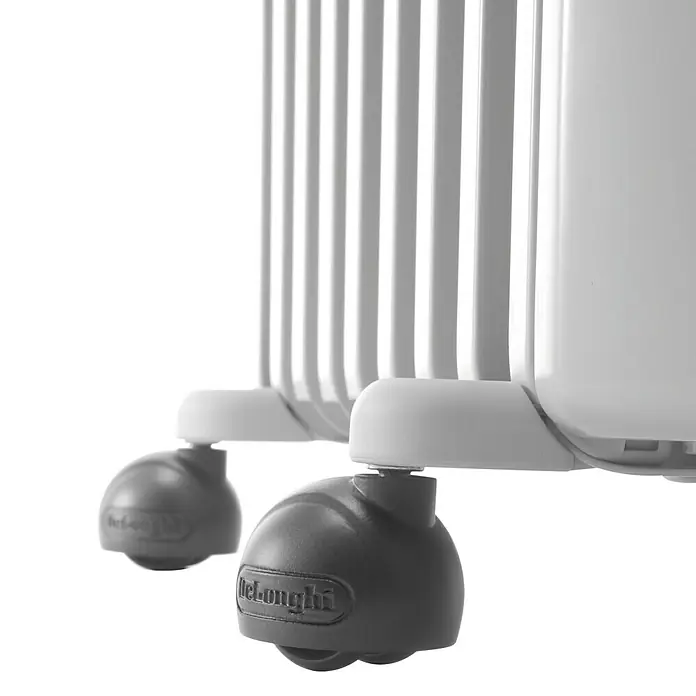 De'Longhi Radiador de aceite Radia S - 2.000 W, Blanco, L x An x Al: 16 x 44 x 65 cm - Primer plano de un radiador de aceite DeLonghi con foco en las ruedas, destacando la movilidad y facilidad de uso.