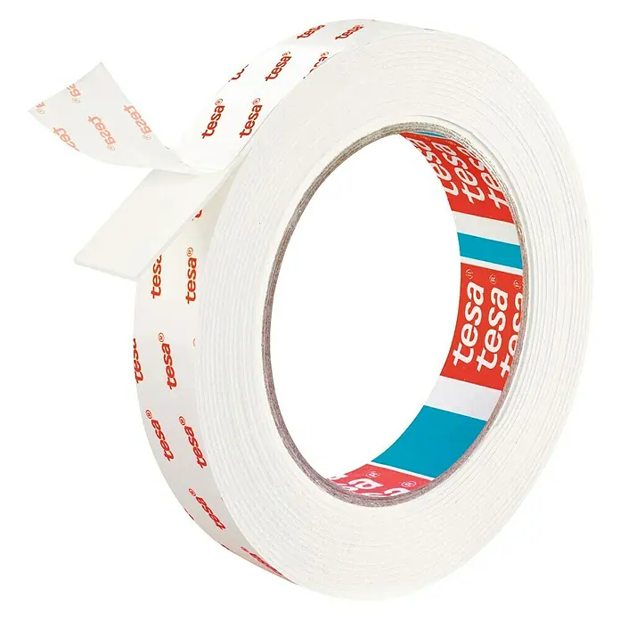 Tesa Powerbond Cinta de doble cara Paredes pintadas/Yeso - L x An: 5 m x 1,9 cm, Blanco - Primer plano de un rollo de cinta de doble cara Tesa con película protectora removible, ideal para montar objetos de forma permanente.