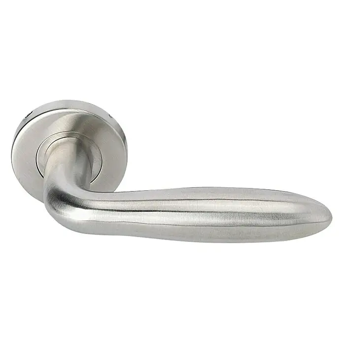 GDK Conjunto de picaporte QTN-02 SS - Largo: 12 cm, Acero inoxidable - Primer plano de una manija de puerta plateada con base redonda y diseño elegante y ergonómico. Ideal para interiores modernos.