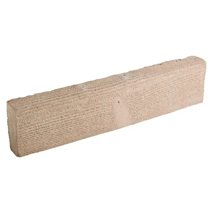 Bordillo Madera - 60 x 14 x 6 cm, Marrón, Hormigón - Primer plano de una piedra de pavimentación beige alargada y rugosa, ideal para caminos de jardín o elementos decorativos exteriores.