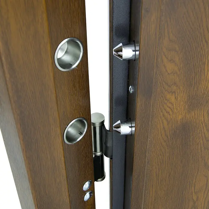 SegureStil Puerta de entrada exterior V500CC Serie V - 90 x 207 cm, Izquierda, Nogal, Acorazada - Detalle de una robusta puerta de madera con sistema de cierre multipunto y bisagras resistentes, combinando seguridad y elegancia.