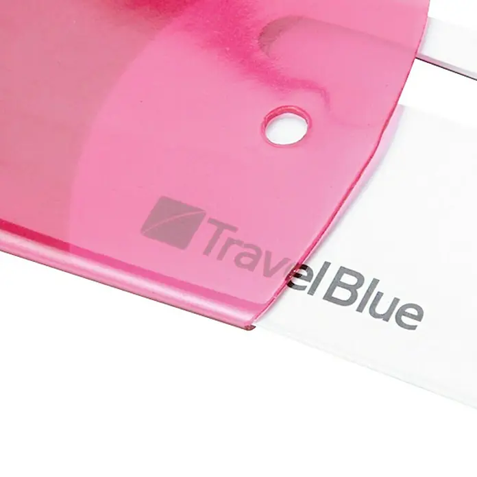 Nite Ize Placa identificativa para maleta - L x An: 55 x 10 cm, 2 ud. - Un primer plano muestra una carpeta rosa Travel Blue, cuyo diseño translúcido ofrece una visión del contenido inferior.