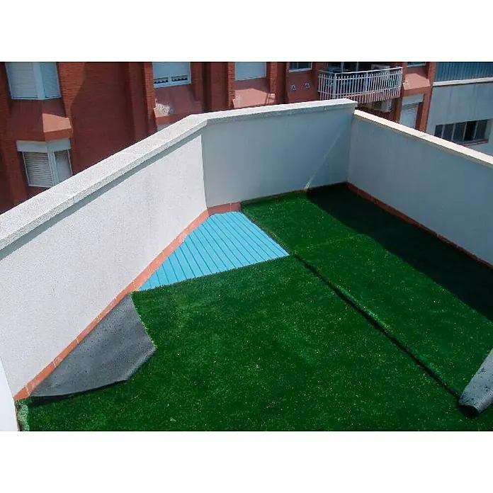 Lámina de drenaje Espuma - 1,5 x 1,5 m, Azul - Terraza en la azotea cubierta con césped artificial, una parte aún incompleta. El producto verde ofrece un aspecto natural.
