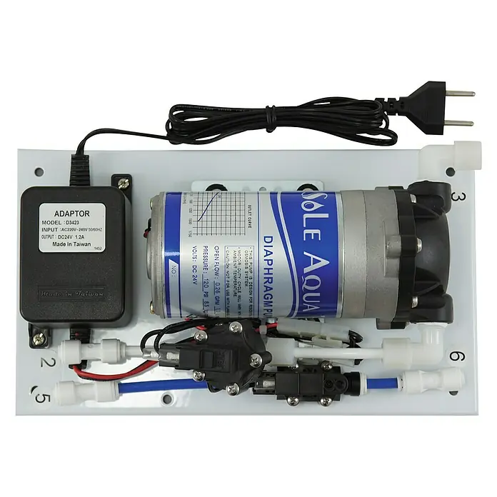 Bb agua Bomba de agua a presión - Apto para: Equipos de ósmosis - Primer plano de una bomba de diafragma Sole Aqua con adaptador de corriente, montada sobre una superficie blanca, apta para sistemas de ósmosis inversa.