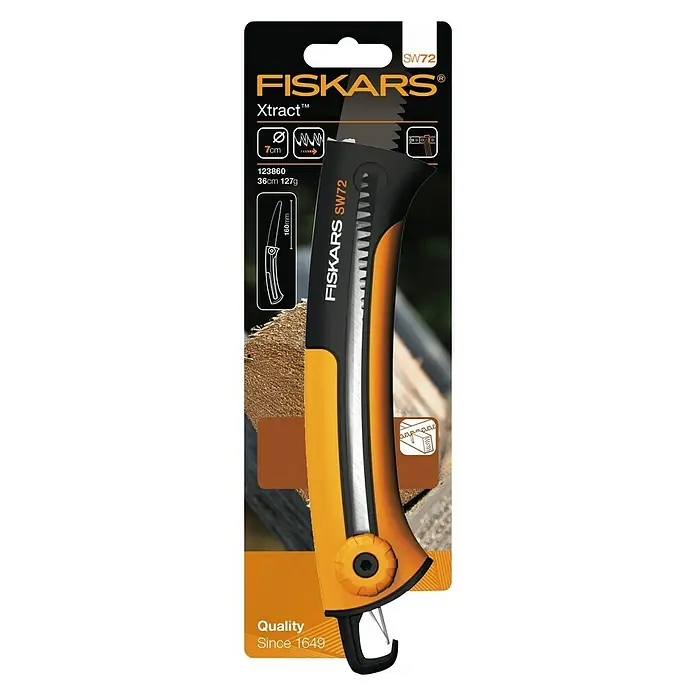 Fiskars Garten-Klappsäge SW72 - Länge: 22,3 cm - Abbildung einer Fiskars Xtract SW72 Handsäge mit schwarzem Griff und orangefarbener Scheide in Originalverpackung.