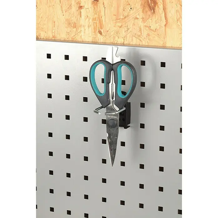Gancho para panel perforado - Largo: 3,5 cm, 5 pzs. - Tijeras multifuncionales con mangos grises y turquesas, sujetas a un soporte de pared para herramientas, una solución de almacenamiento práctica.
