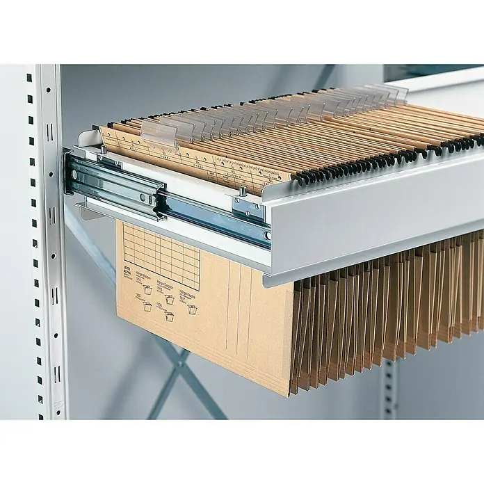 Scholz System Registraturregal Anbauelement - H x B x T: 192 x 81 x 43 cm, Traglast pro Träger: 100 kg, Stecken, Grau - Hängeordner-Auszug mit Hängeregister. Die Hängeregister sind mit Beschriftungsschildern versehen und hängen in einem Schrank mit Schienen.