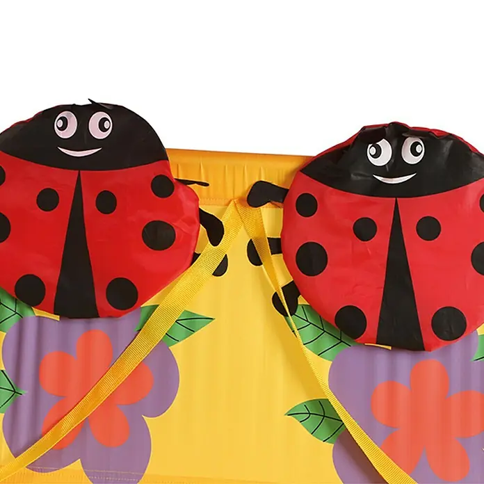 Siena Garden Marie Hollywoodschaukel für Kinder - L x B x H: 180 x 78 x 110 cm - Detailaufnahme eines Spielzeugs mit Marienkäfermotiven und bunten Blumenmustern, ideal für Kinder.