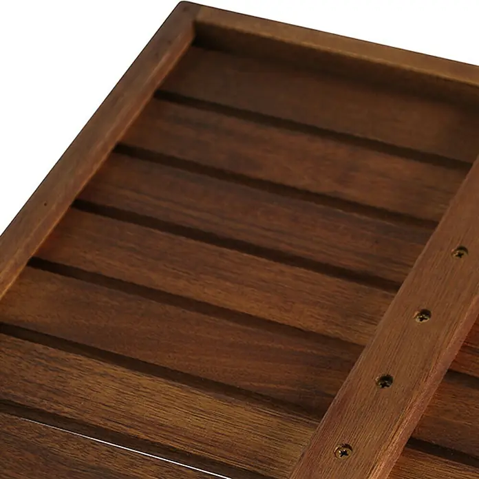 Siena Garden Astoria Serviertisch - 60 x 40 cm, Holz - Detailaufnahme eines Holztabletts mit Lattenrost und erhöhten Rändern. Das dunkle Holz zeigt eine schöne Maserung.