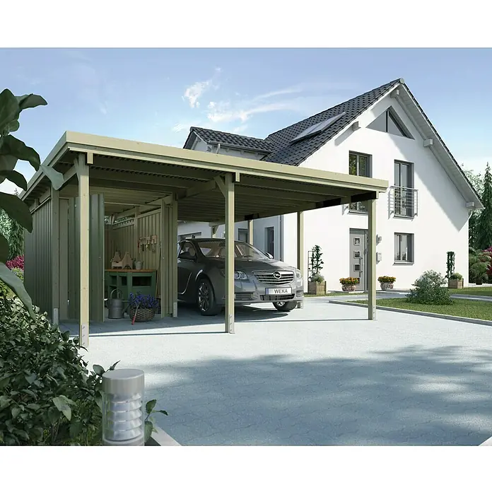 Weka Carport Memmingen - Außenmaß inkl. Dachüberstand (B x T): 5,12 x 6,02 m, Einzelcarport, Kesseldruckimprägniert - Abbildung eines WEKA Carports mit Geräteraum und einem Auto davor. Es steht vor einem modernen Haus mit einem hellblauen Himmel im Hintergrund.