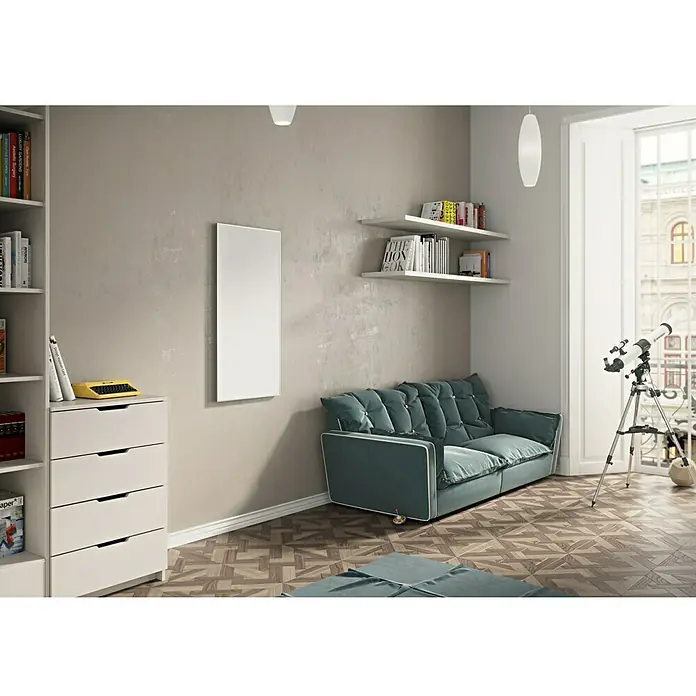 Ximax Infrarotheizkörper - 600 x 600 mm, 400 W, Wandmontage - Das Bild zeigt ein modernes Zimmer mit einem Sofa, Bücherregalen und einem Heizpaneel an der Wand.